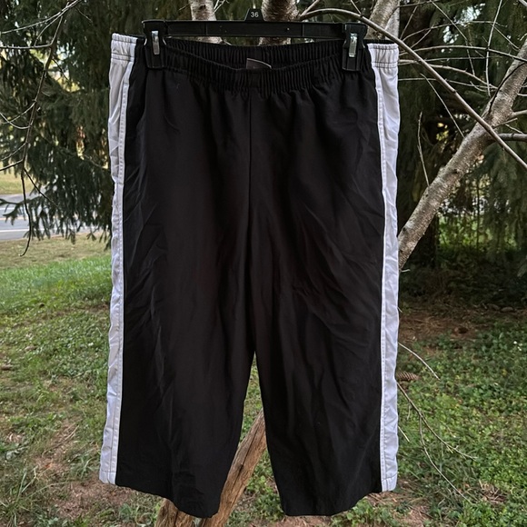 Nike Black Elastic Waist Capris Pants Athletic Activewear White Stripes L 12-14 - Picture 3 of 16
